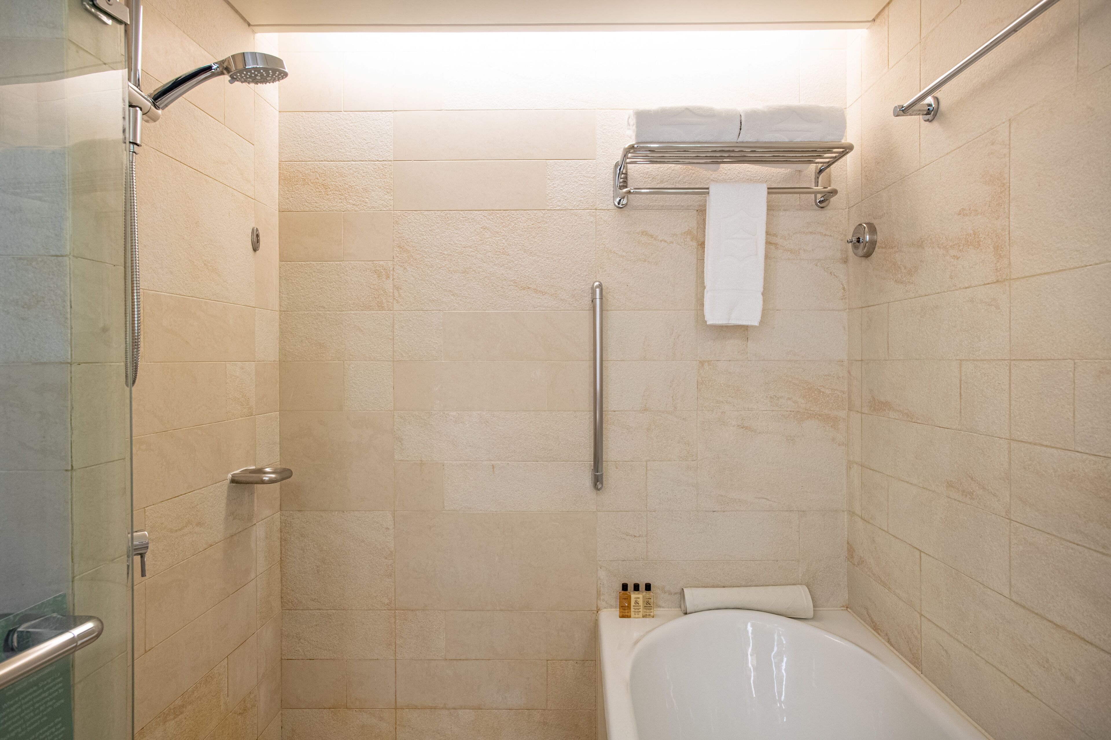 Ensemble baignoire-douche, séchoir à cheveux, peignoirs, pantoufles