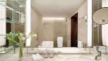 Ensemble douche/baignoire, sèche-cheveux, peignoirs, chaussons
