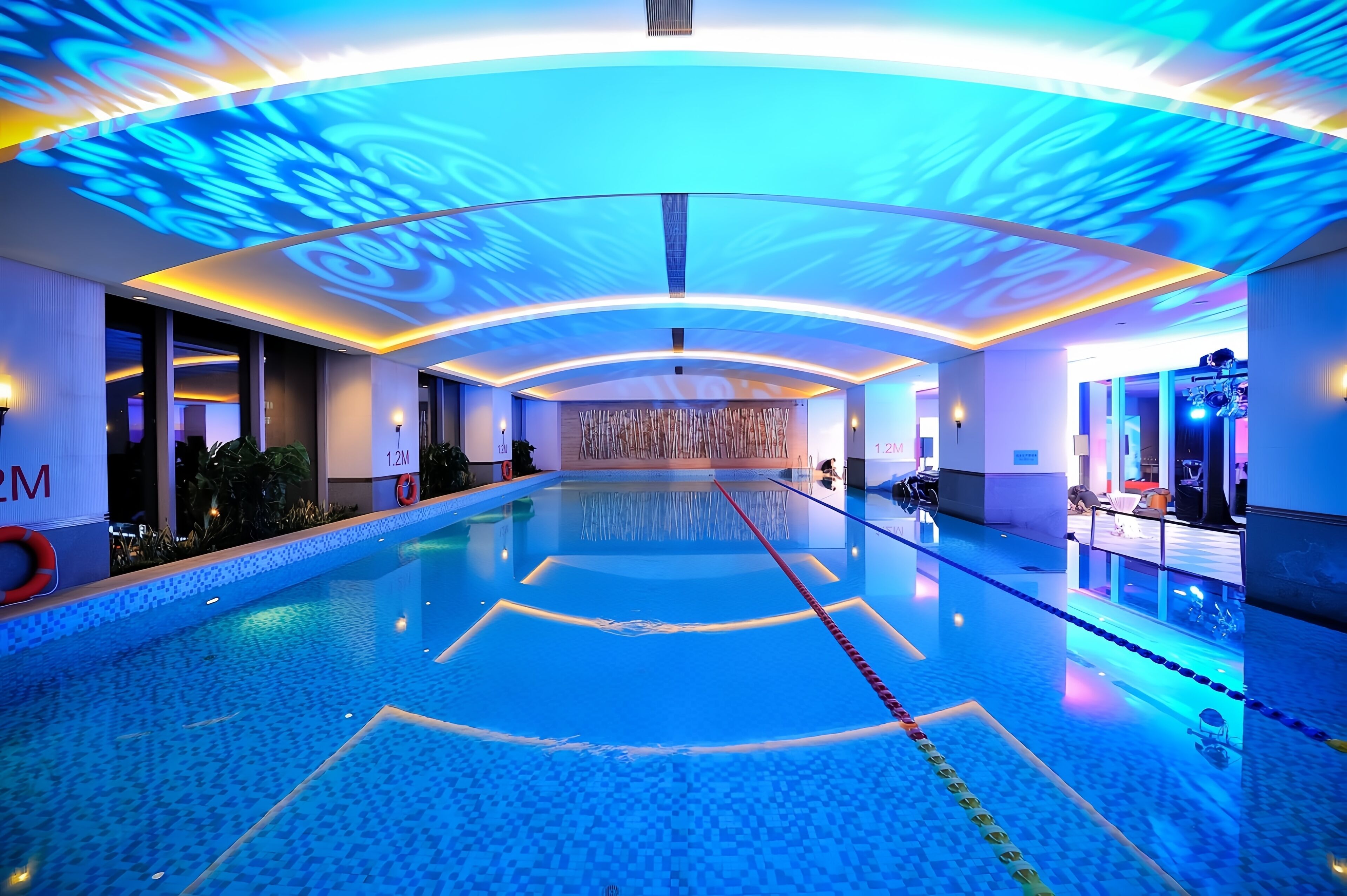 من حمّامات السباحة المغطاة، مقاعد للتشمس