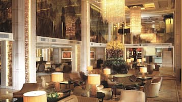2 bars/lounges