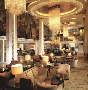2 bars/lounges