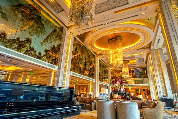 2 bars/lounges