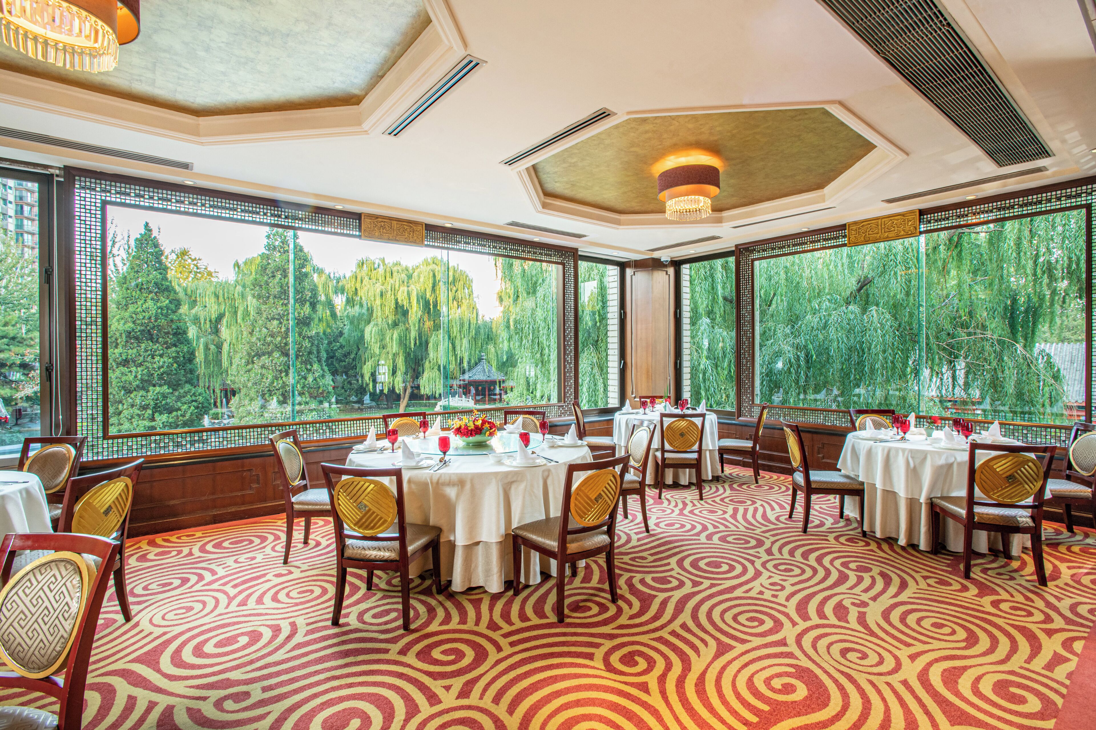 4 restaurants; breakfast, lunch, dinner and brunch served 
