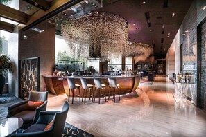 4 restaurants, servant le déjeuner et le dîner; cuisine française