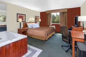 Suite, 1 cama de matrimonio grande, no fumadores | Caja fuerte, escritorio, cortinas opacas y tabla de planchar con plancha