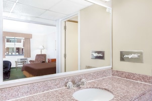 Ducha y bañera combinadas y artículos de higiene personal gratuitos