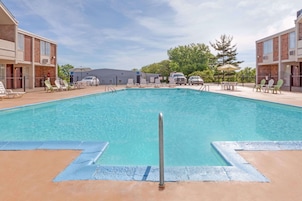 Una piscina al aire libre de temporada