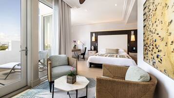 Phòng Suite Junior, 1 giường cỡ king, trang thiết bị hỗ trợ người có khó khăn khi di chuyển | 1 phòng ngủ, bộ trải giường bằng vải cotton Ai Cập