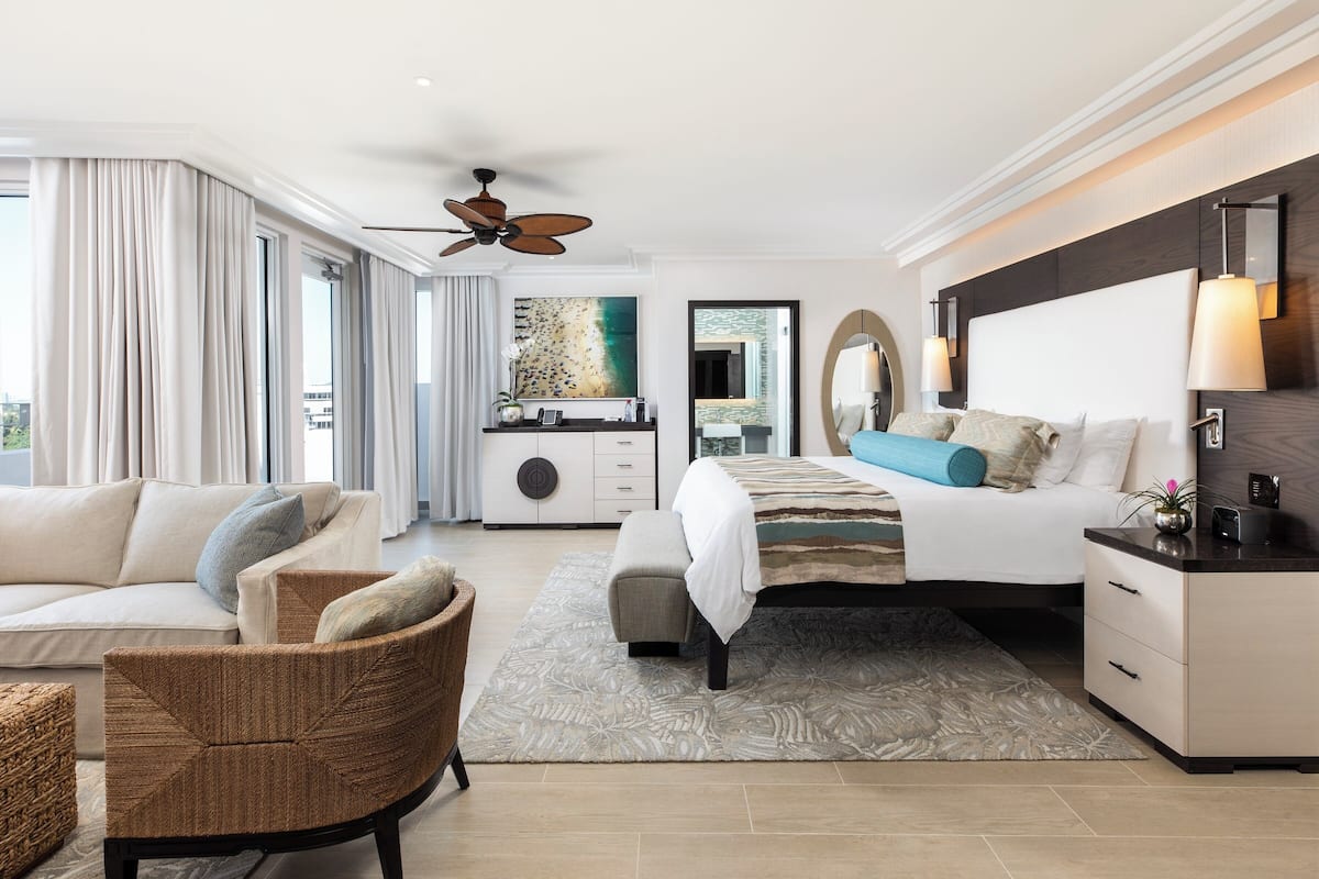 ห้องจูเนียร์สวีท, เตียงคิงไซส์ 1 เตียง และโซฟาเบด, ระเบียง, วิวเมือง | ผ้าปูที่นอนฝ้ายอียิปต์, เครื่องนอนระดับพรีเมียม