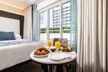 Egyptian cotton sheets, premium bedding, pillowtop beds, minibar at The Palms Hotel & Spa