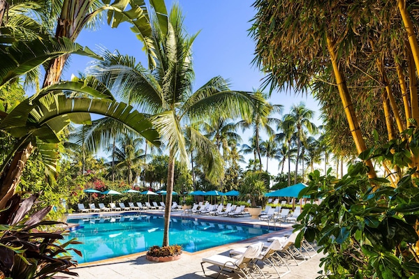 Piscina externa, piscina aquecida, funciona das 8h às 20h, guarda-sóis