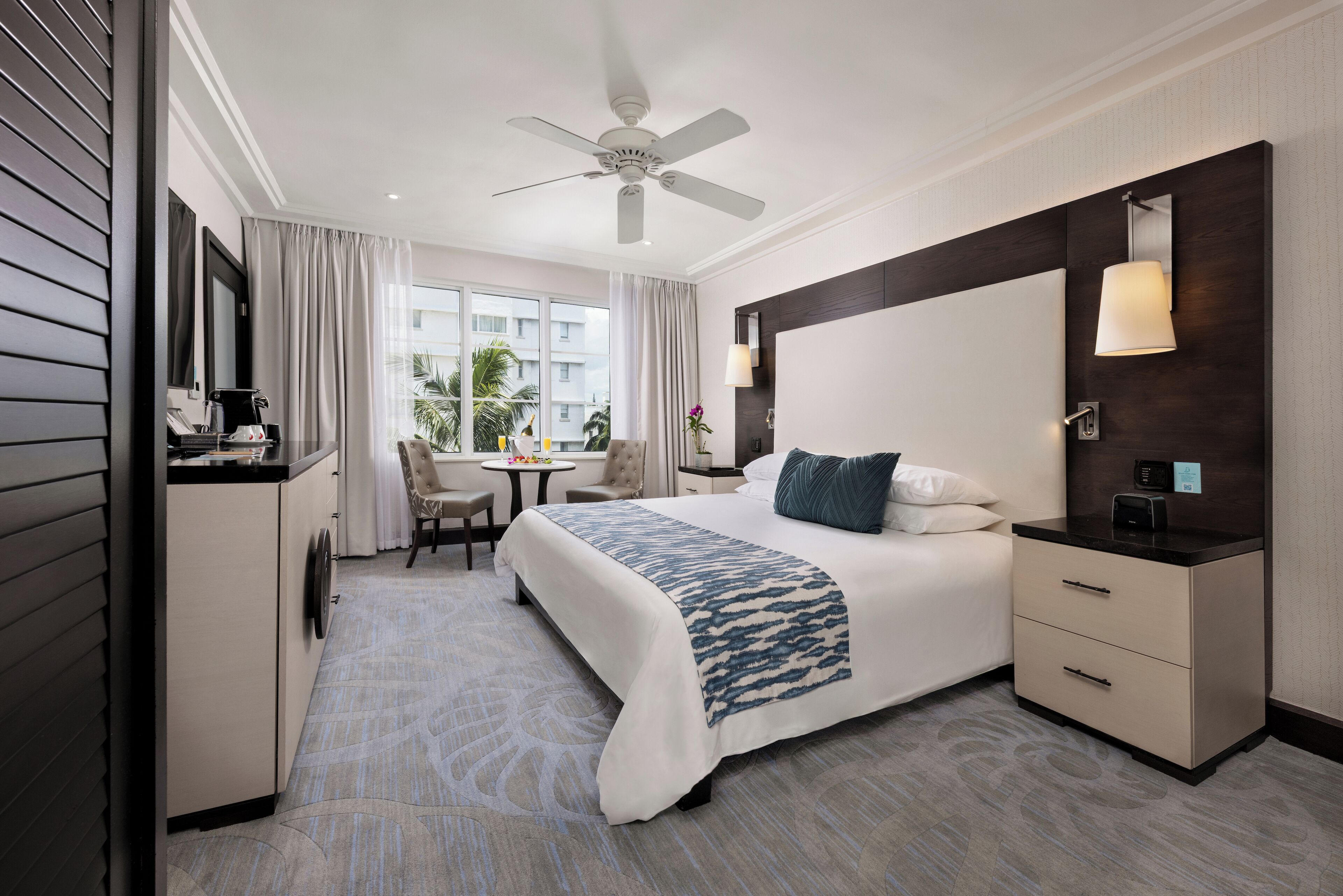 Standard Room, 1 King Bed, Accessible | Egyptian cotton sheets, premium bedding, pillowtop beds, minibar