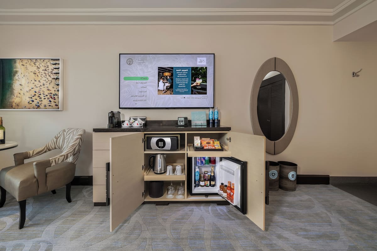 Suíte júnior, 1 cama King e sofá-cama, sacada, vista para a cidade | Roupas de cama de algodão egípcio, roupas de cama premium