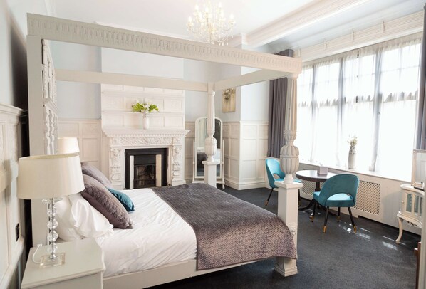 أغطية فراش متميزة وأسرّة بطبقة علوية مريحة وطراز فريد لكل وحدة ومكتب