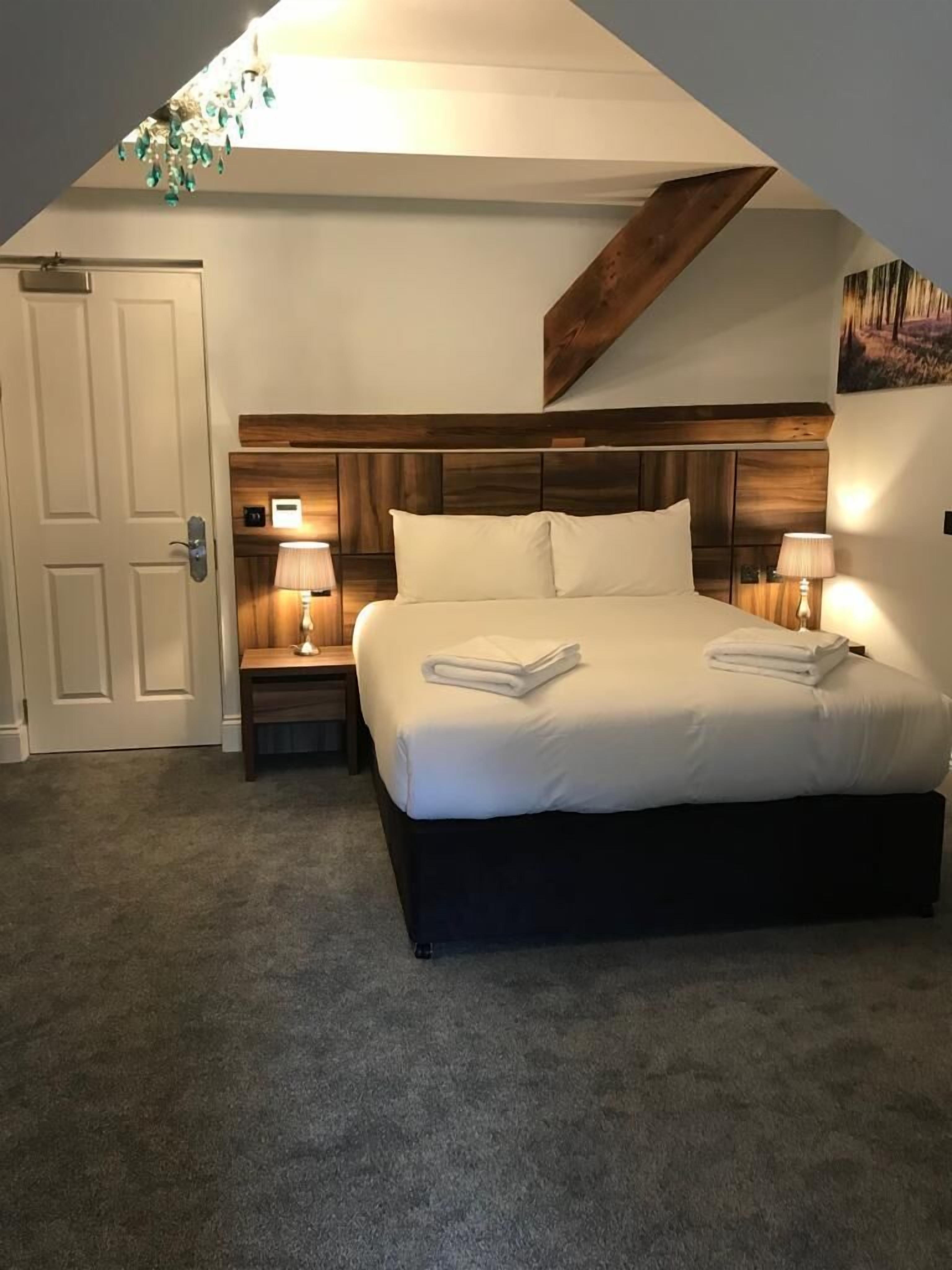 Standard Room | Premium bedding, pillow-top beds, individually furnished, desk