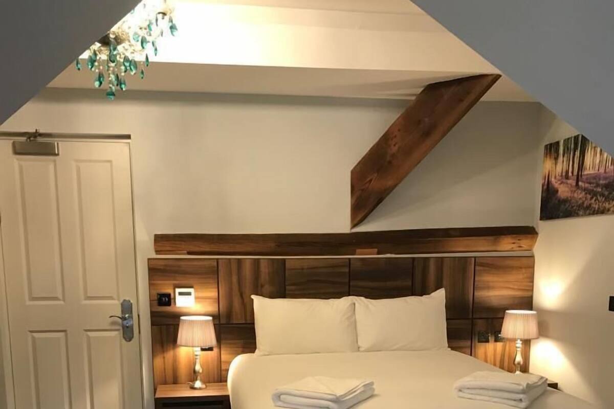 Standard Room | Premium bedding, pillow-top beds, individually furnished, desk