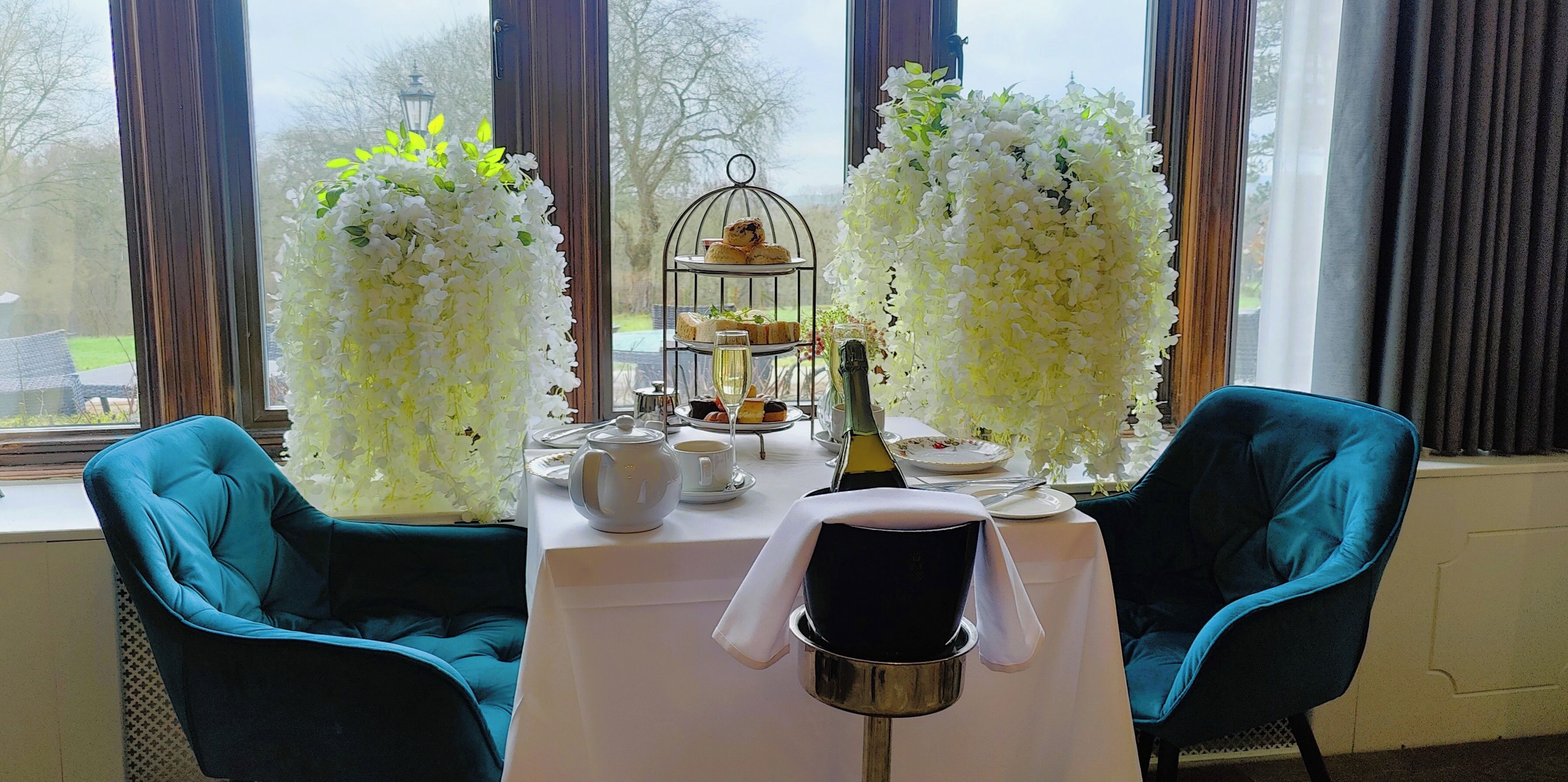 Petit déjeuner, déjeuner et dîner servis sur place, vue sur le jardin
