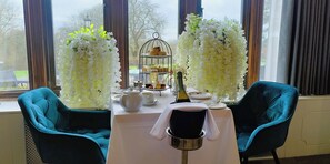 Melayani sarapan, makan siang, makan malam; dengan pemandangan taman