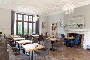 تقديم الإفطار والغداء والعشاء