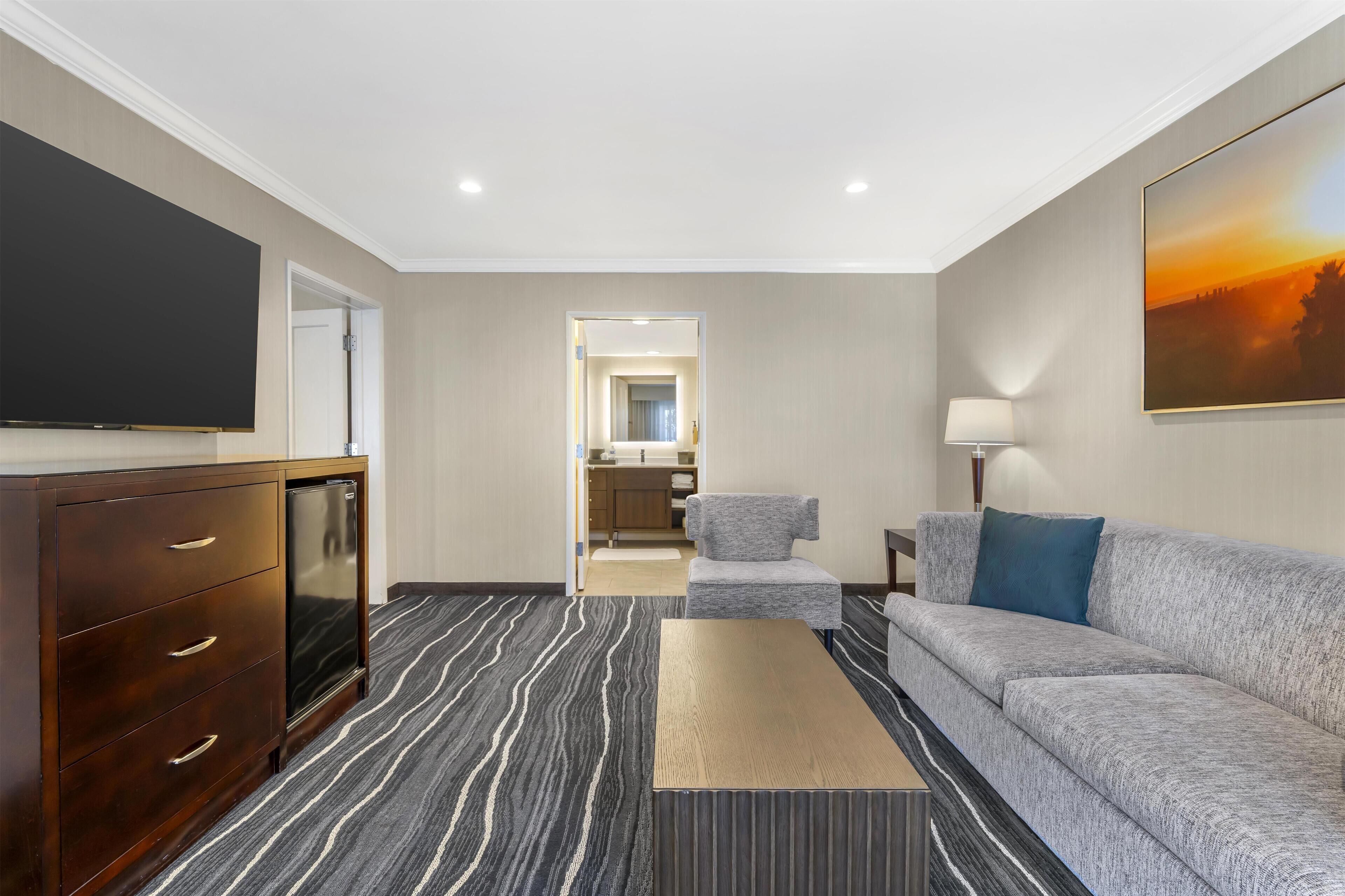 Premium bedding, in-room safe, desk, laptop workspace