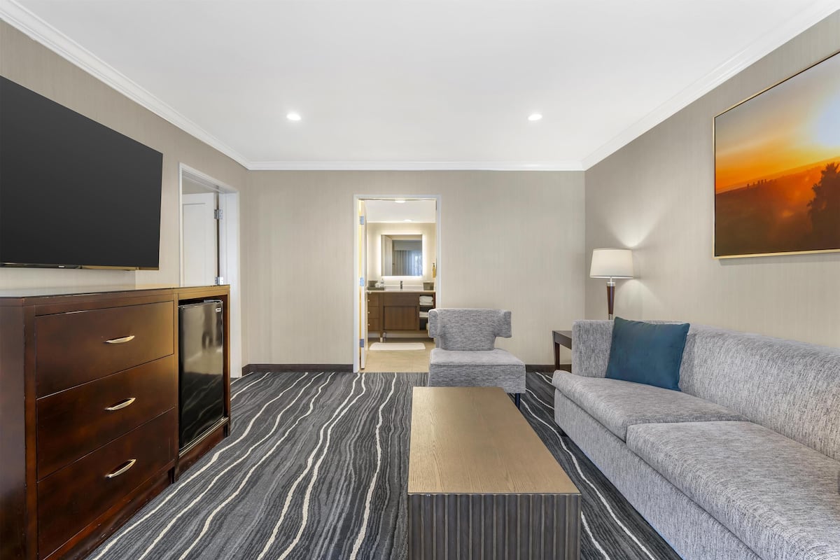 Literie de qualité, coffre-fort, bureau