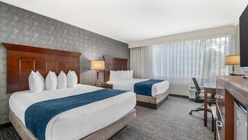 Ropa de cama de alta calidad y caja de seguridad en la habitación