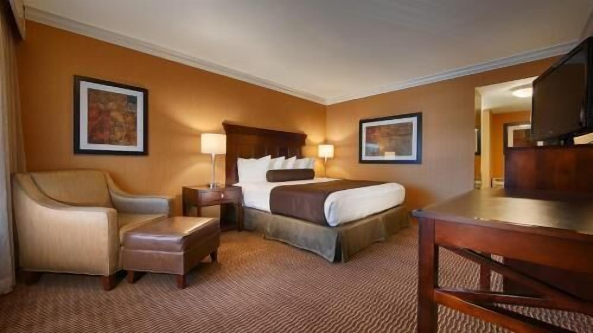 أغطية فراش متميزة وخزنة داخل الغرفة ومكتب ومساحة عمل للكمبيوتر المحمول