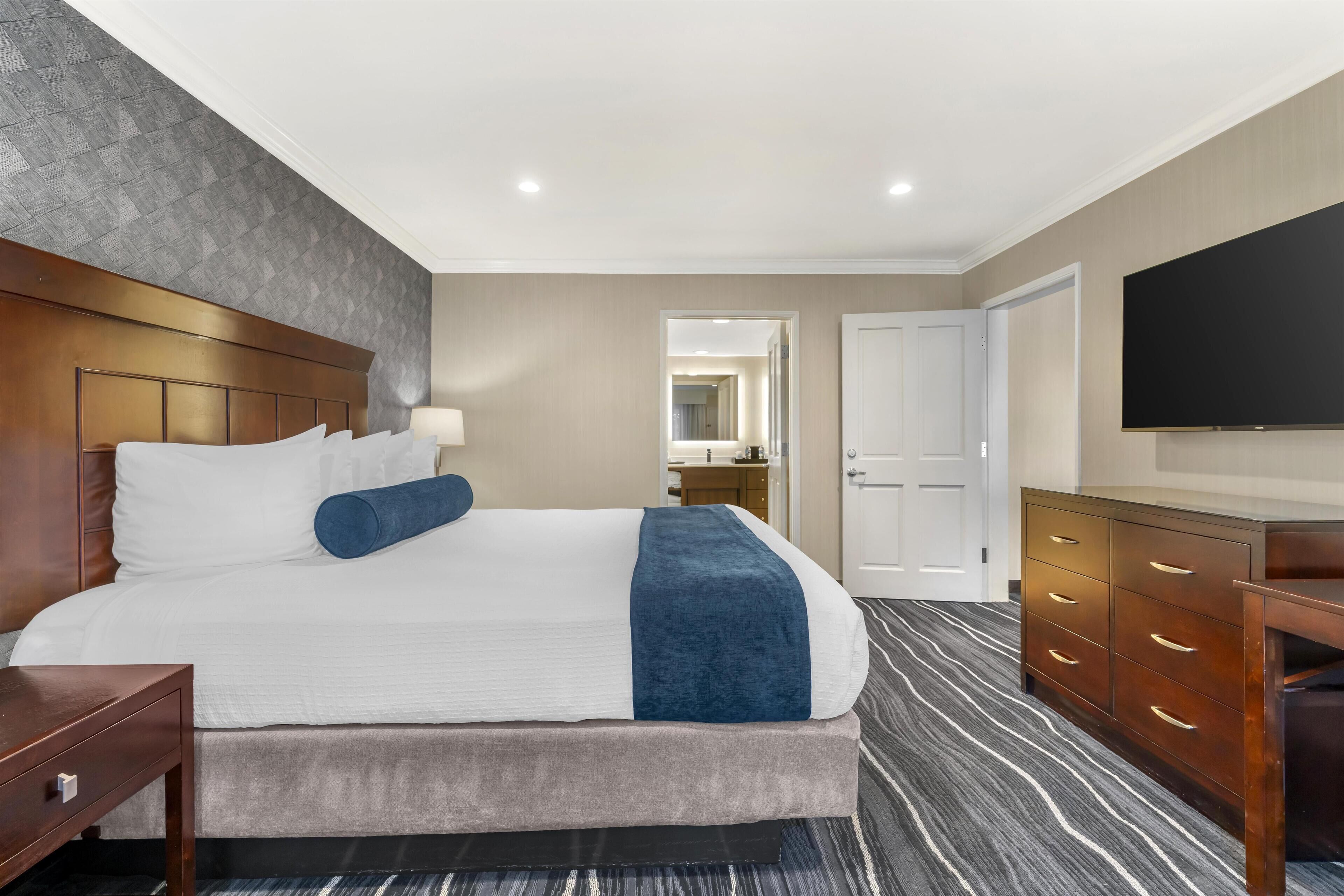 Suite, 1 King Bed, Non Smoking, Refrigerator & Microwave (with Sofabed) | Premium bedding, in-room safe, desk, laptop workspace