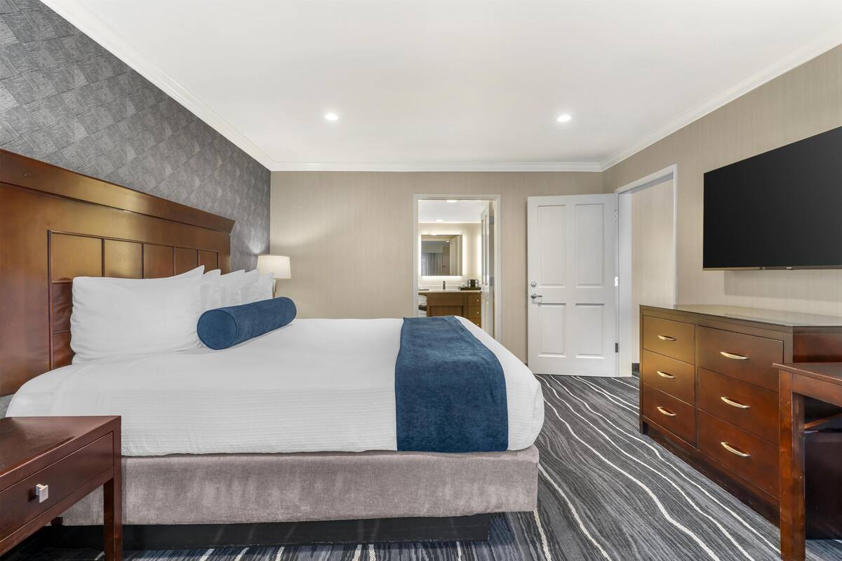 Suite, 1 Tempat Tidur King, Bebas Asap Rokok, lemari es & microwave (with Sofabed) | Seprai premium, brankas, meja kerja, dan ruang kerja ramah laptop