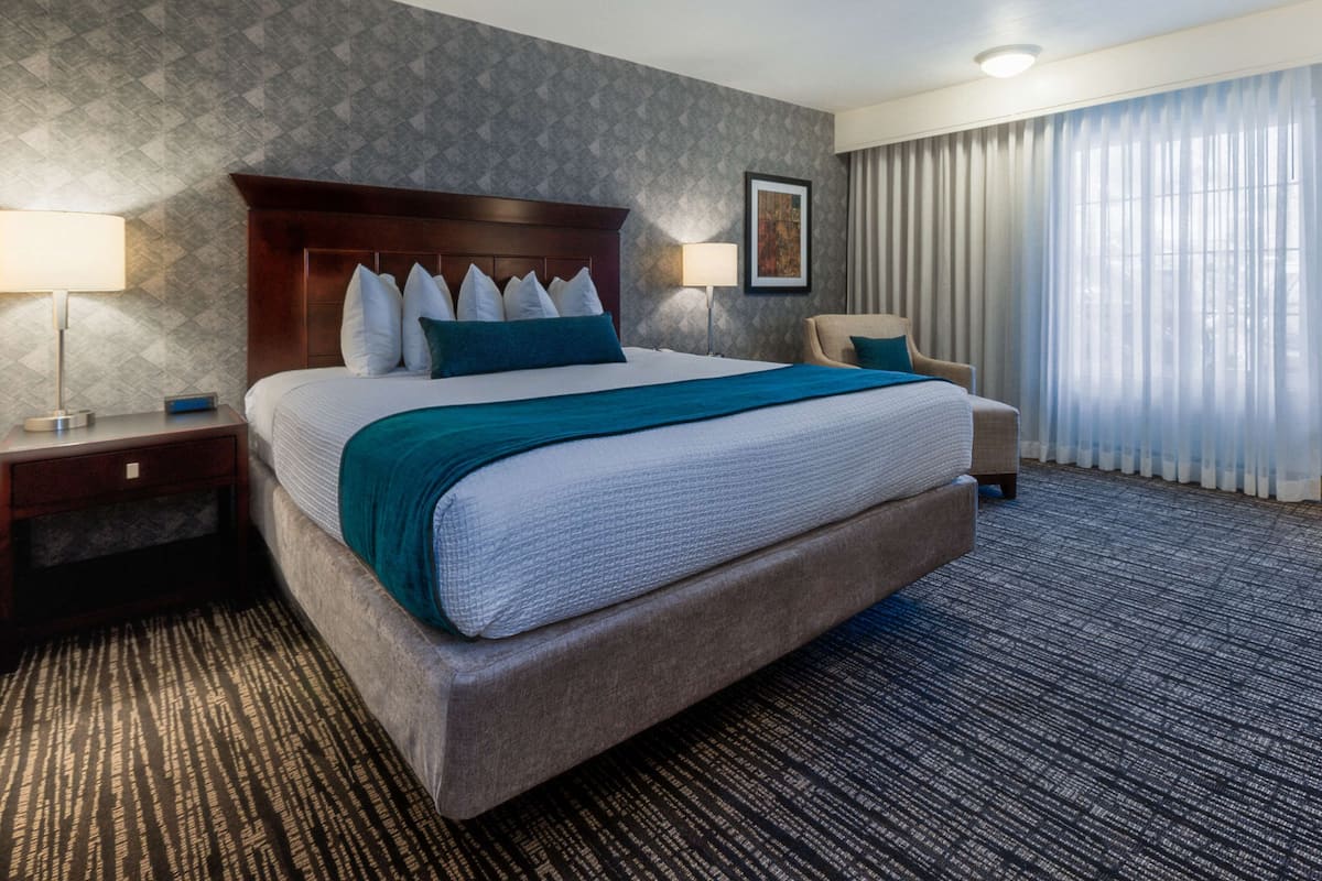 Ropa de cama de alta calidad y caja de seguridad en la habitación