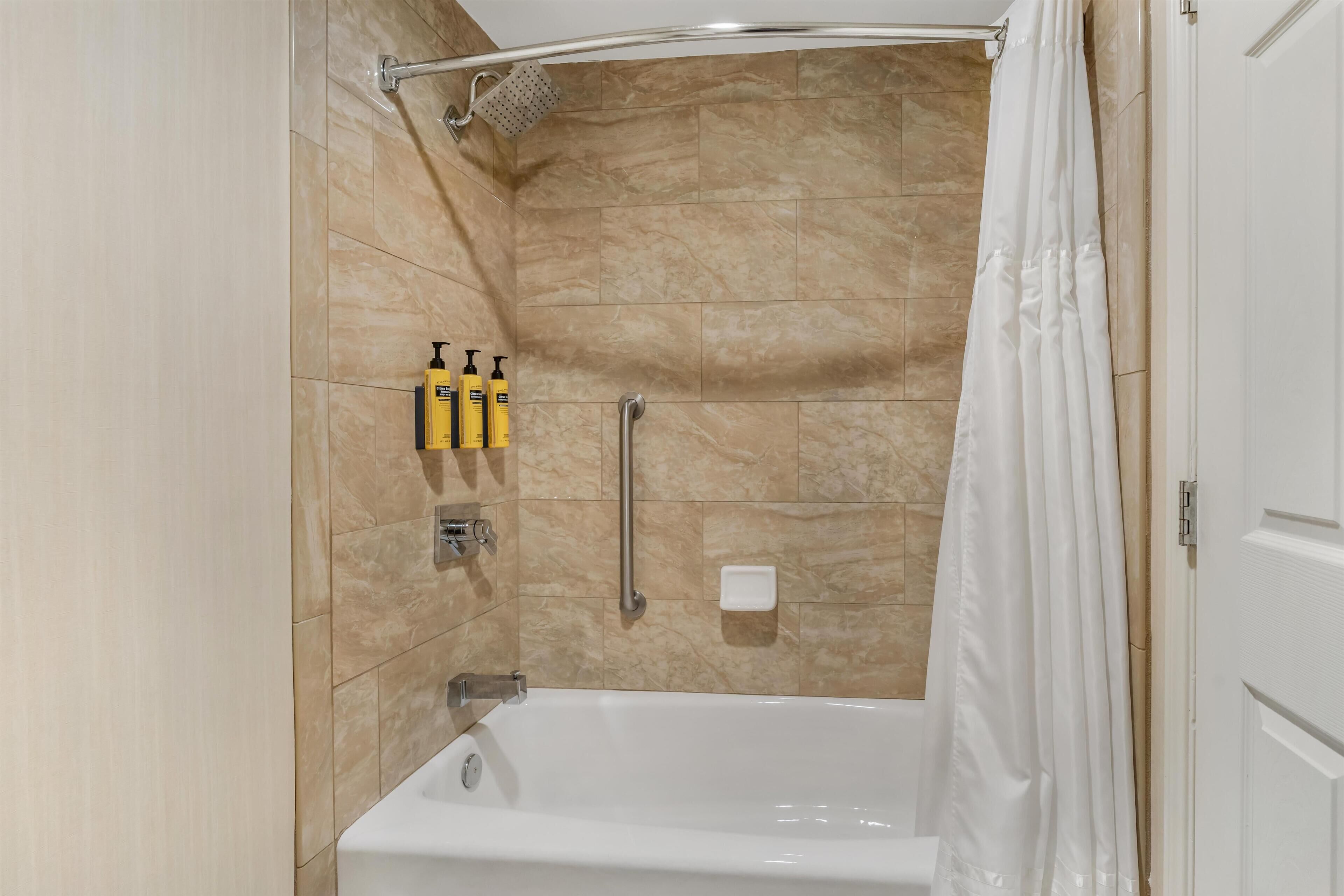 Tina con regadera, amenidades de baño gratuitas, secadora de cabello 