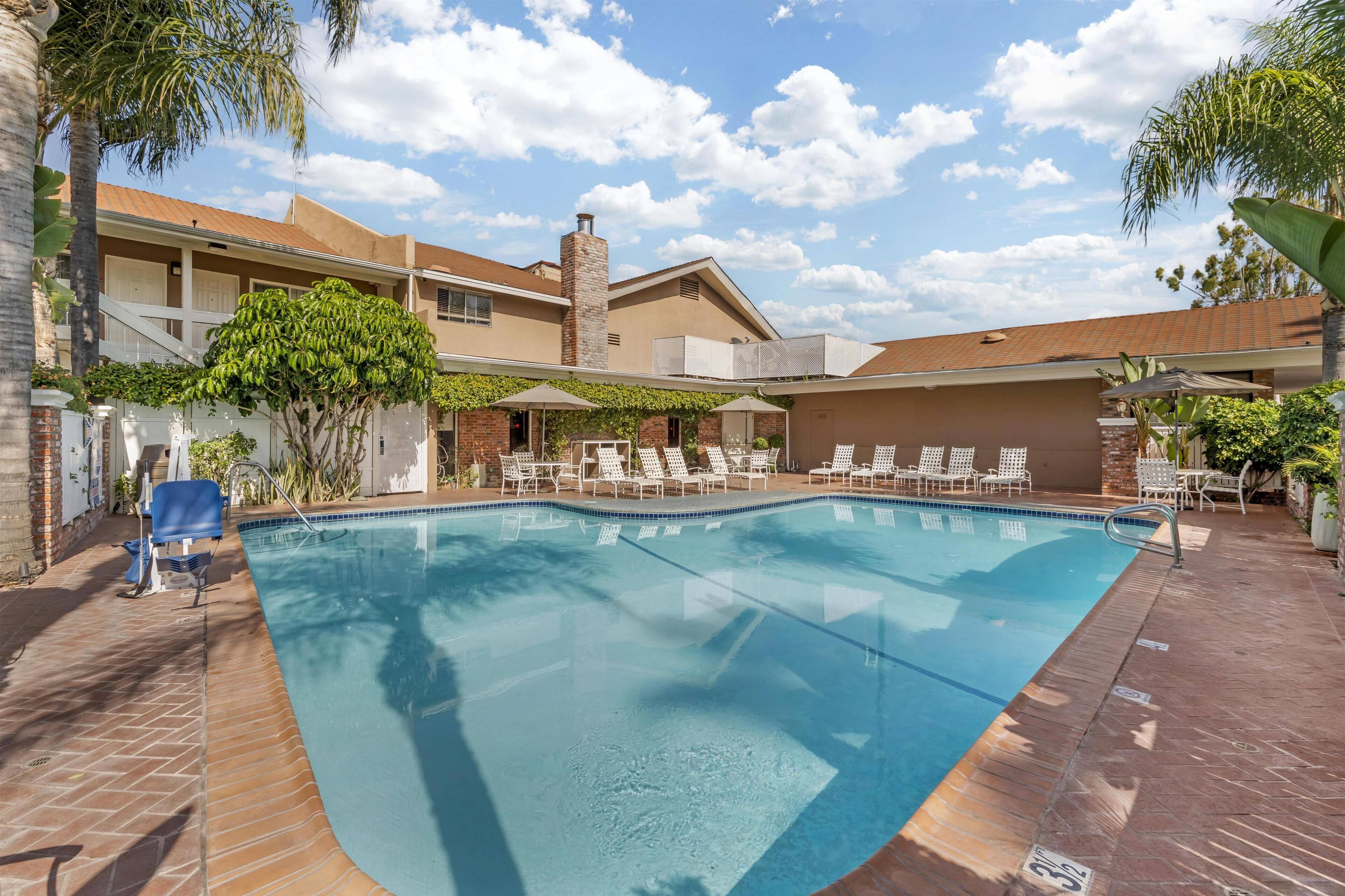 屋外プール、営業時間 9:00 ～ 22:00、プール パラソル、サンラウンジャー