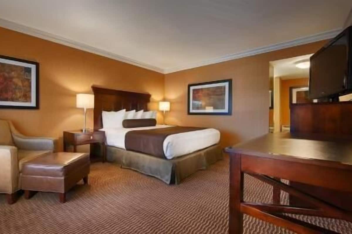 Ropa de cama de alta calidad y caja de seguridad en la habitación