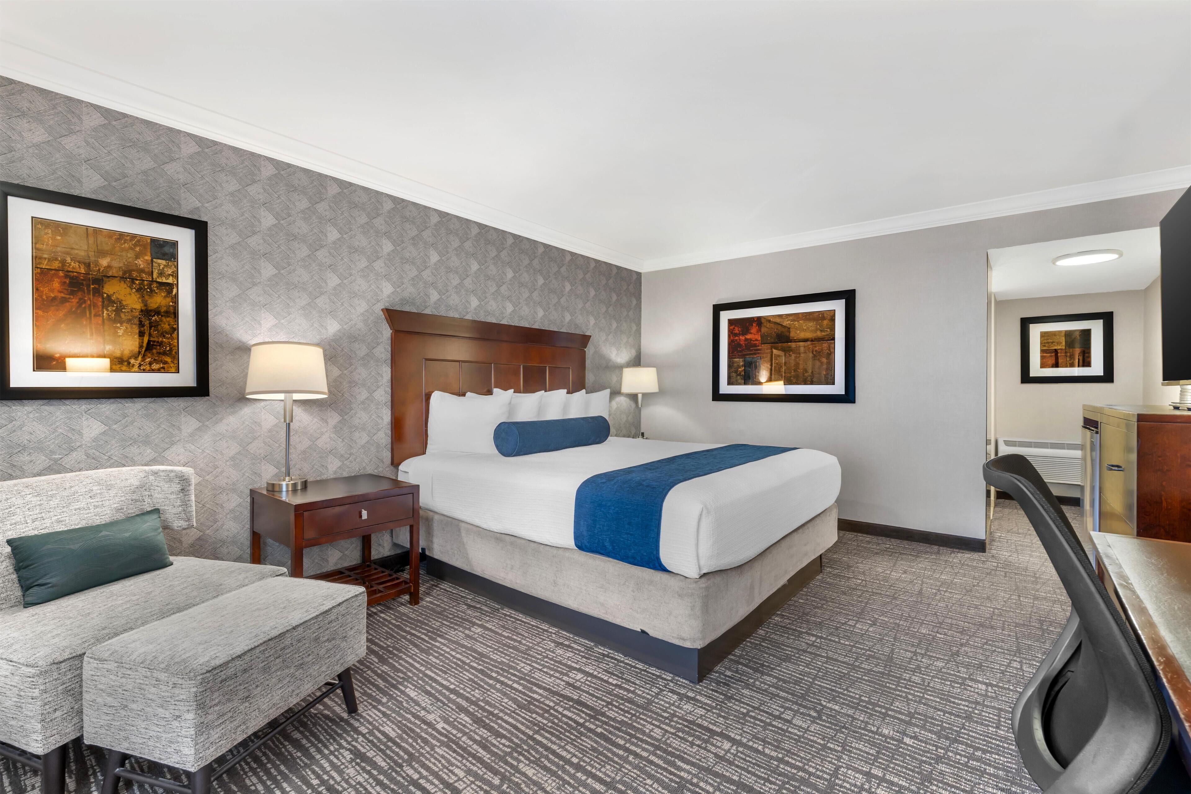 Premium bedding, in-room safe, desk, laptop workspace