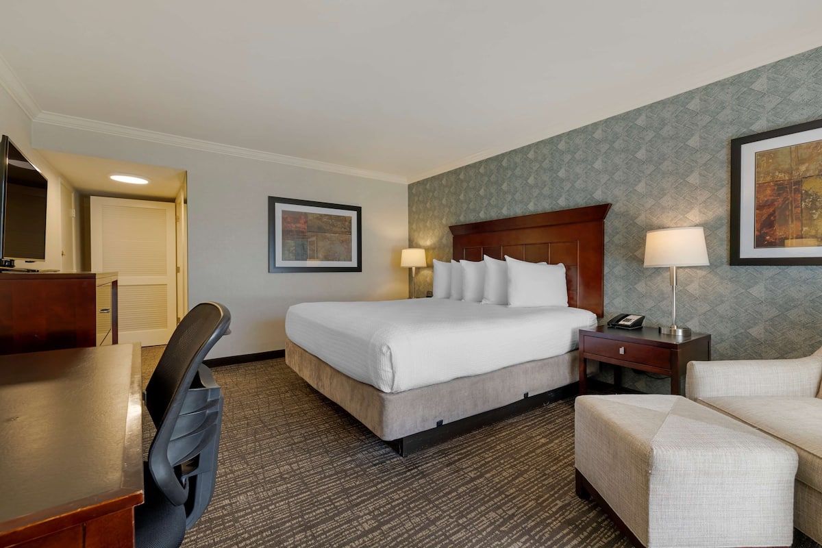 Premium bedding, in-room safe, desk, laptop workspace