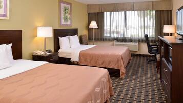 Biancheria da letto di alta qualità, una scrivania, postazione laptop