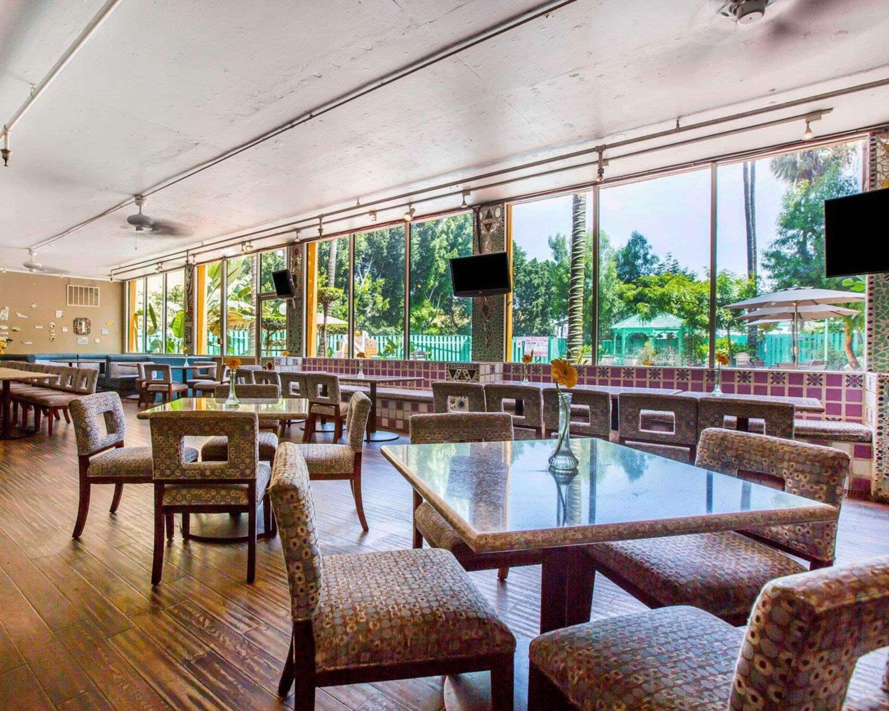 Frukost och middag serveras