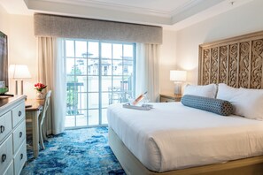 Hypo-allergenic bedding, in-room safe, desk, blackout drapes