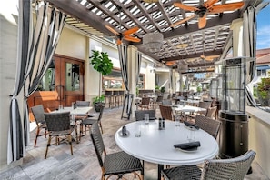 S'hi serveixen esmorzars, dinars, sopars i plats de marisc