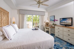 Deluxe Studio, 1 King Bed, Pool View - Bellasera Resort (Naples)