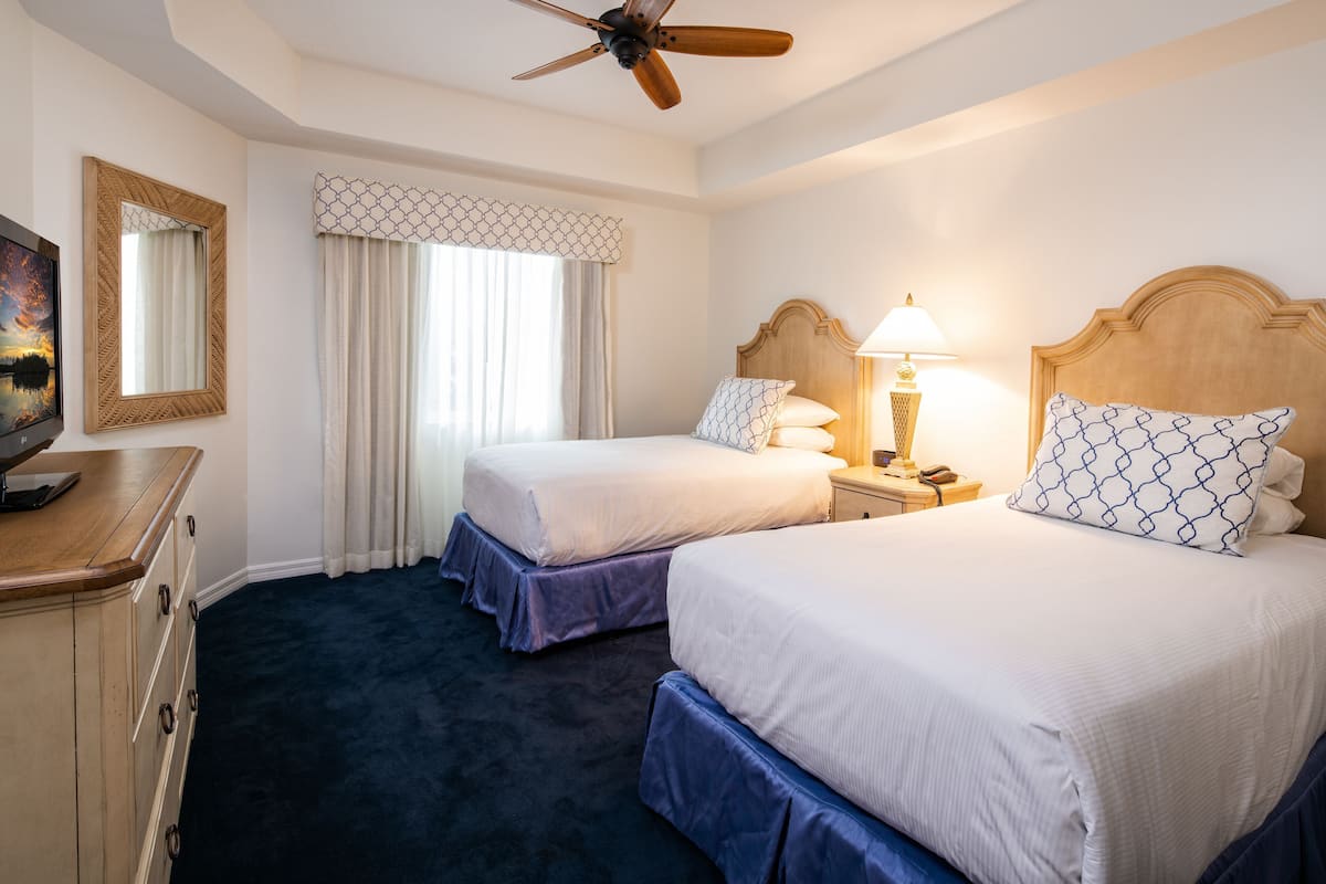 Hypo-allergenic bedding, in-room safe, desk, blackout drapes