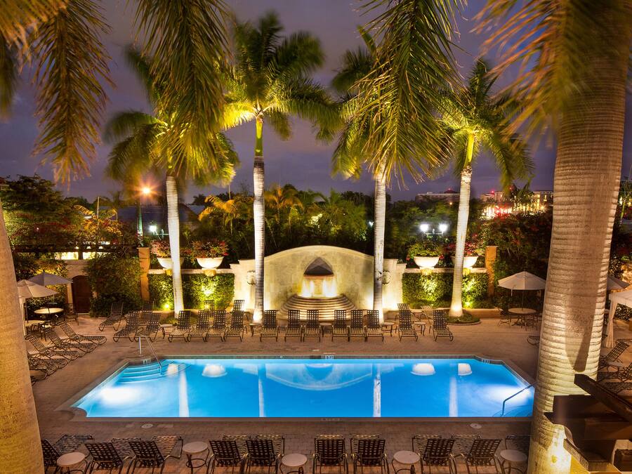 Utendørsbasseng, bassengtelt (inkludert) og solsenger