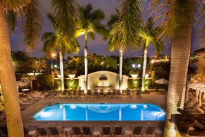 Una piscina al aire libre, camas de piscina gratis