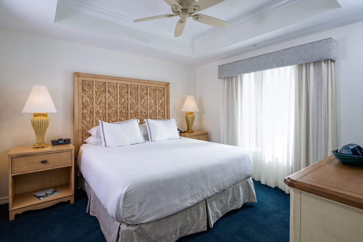 Hypo-allergenic bedding, in-room safe, desk, blackout drapes