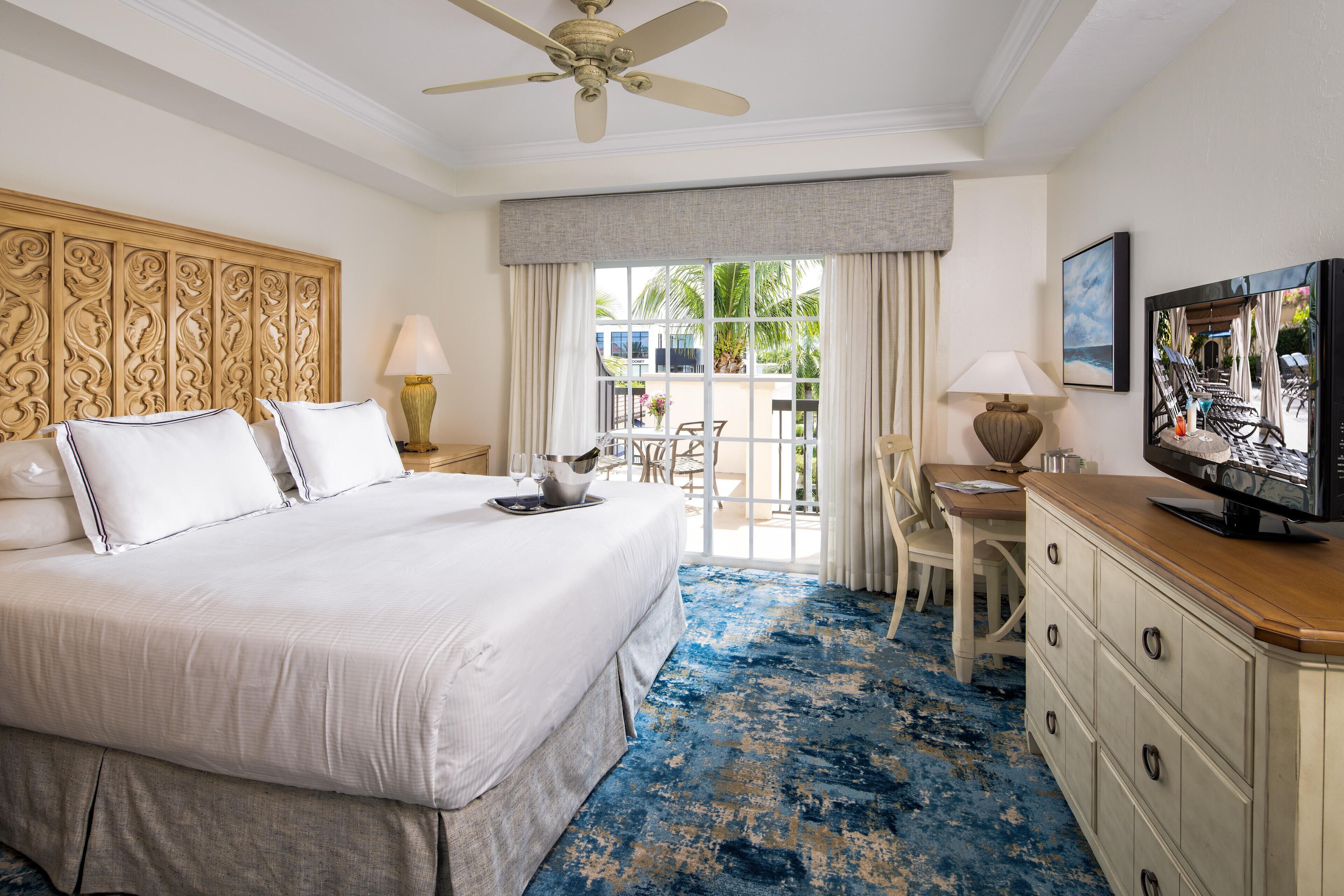 Hypo-allergenic bedding, in-room safe, desk, blackout drapes