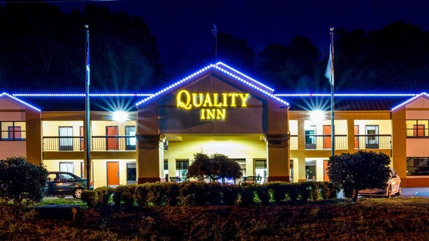 A hotel with a sign reading "QUALITY INN" and a well-lit entrance. - Quality Inn Tanglewood (Roanoke)