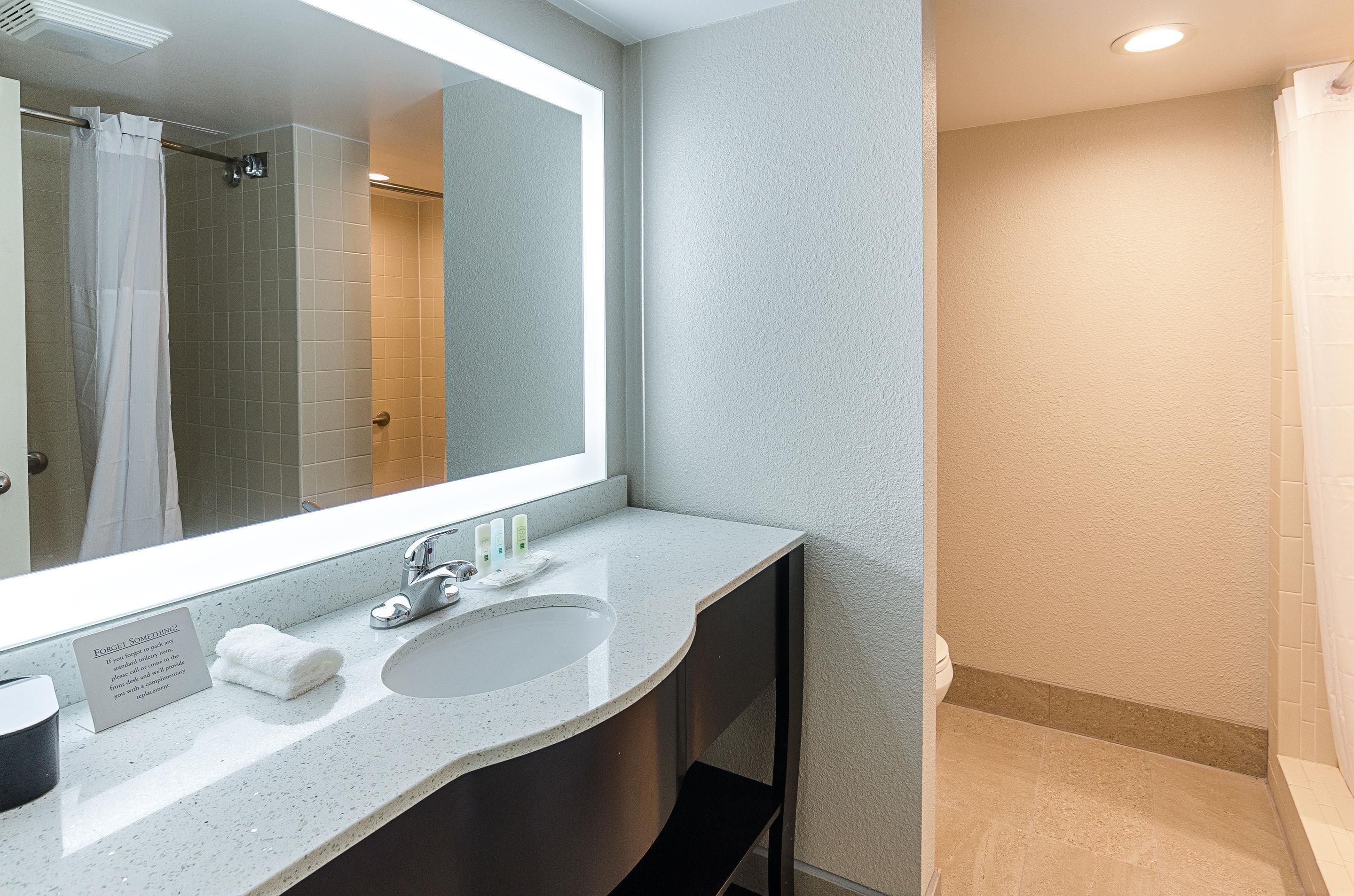 Quarto standard, 2 camas Queen, para não fumantes | Roupas de cama premium, individualmente mobiliados, escrivaninha
