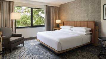 Ropa de cama de alta calidad y caja de seguridad en la habitación