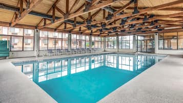 Indoor pool, sun loungers