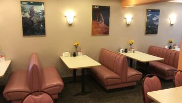 ๋งค์ผ ๋ทํ ๋ฌด๋ฃ ์์นจ ์์ฌ ํฌํจ